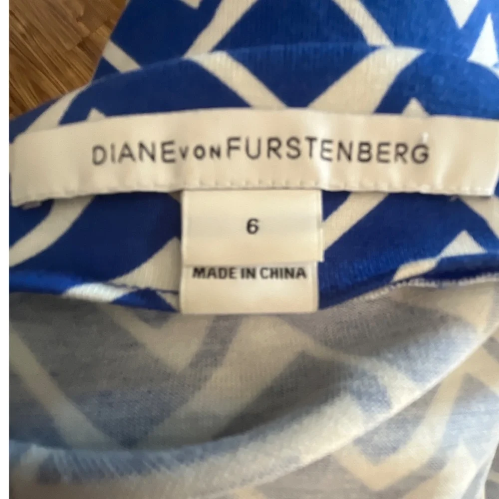 Diane Von Furstenberg Julian Blue and White Geometric Pattern Mini Wrap Dress - Picture 3 of 10